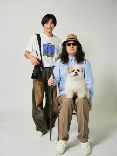 みうらじゅんになりきるかが屋・賀屋（右）と、撮影を担当した加賀（左）。賀屋の膝に乗っているのは犬のモコゾウ