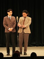 小さく手を振る令和喜多みな実・野村（右）