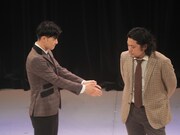 握手の手を差し出す河野