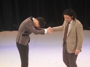 野村が河野の手を取り、握手を交わす令和喜多みな実