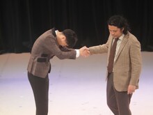 野村が河野の手を取り、握手を交わす令和喜多みな実