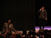 閉まった幕の間から姿を出し、客席を1周する野村と戻ってくるよう促す河野