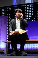 ダウ90000蓮見とコントを披露するかが屋・加賀（photo by 永井峰穂）