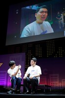 鈴木ジェロニモに語りかけていい表情を引き出そうとするかが屋・加賀（左）（photo by 永井峰穂）