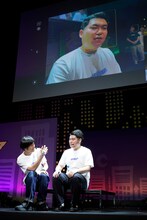 鈴木ジェロニモに語りかけていい表情を引き出そうとするかが屋・加賀（左）（photo by 永井峰穂）