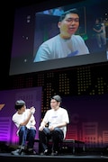 鈴木ジェロニモに語りかけていい表情を引き出そうとするかが屋・加賀(左)(photo by 永井峰穂)