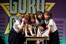 女子生徒を演じるダウ90000道上、中島、吉原、忽那、福留光帆（photo by 永井峰穂）