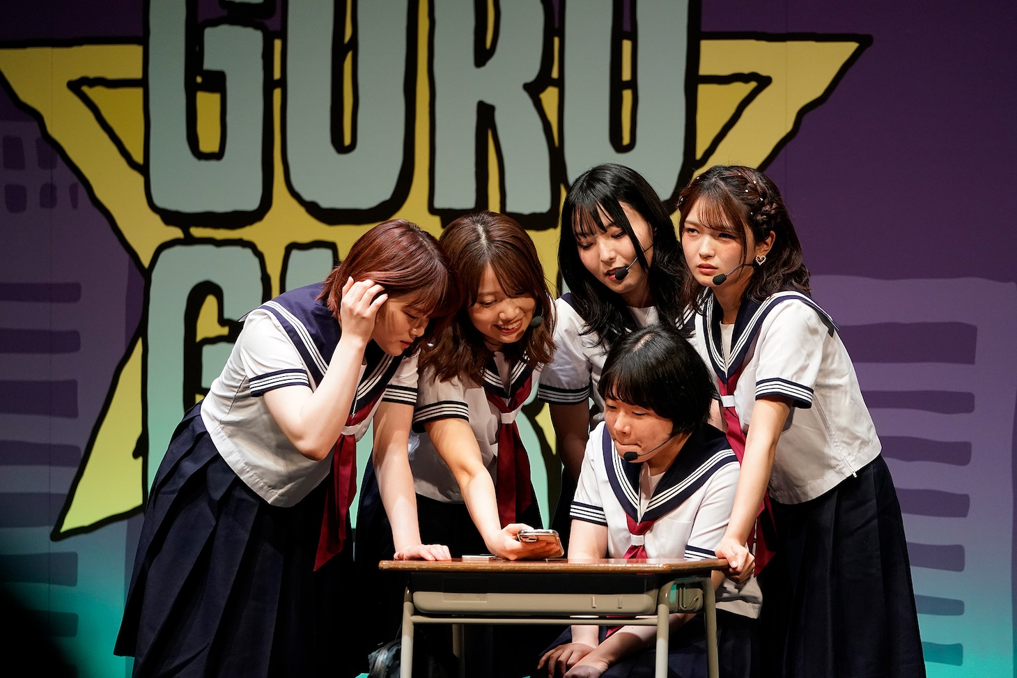女子生徒を演じるダウ90000道上、中島、吉原、忽那、福留光帆（photo by 永井峰穂）
