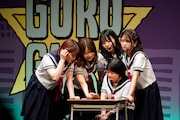 女子生徒を演じるダウ90000道上、中島、吉原、忽那、福留光帆(photo by 永井峰穂)