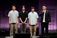 ダウ90000男子メンバーの園田、飯原、上原を説明する鈴木ジェロニモ（photo by 永井峰穂）