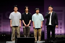 ダウ90000男子メンバーの園田、飯原、上原を説明する鈴木ジェロニモ（photo by 永井峰穂）