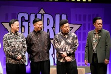 3人のエバース町田のそっくりさんとエバース町田。そっくりさんたちが着用している衣装のシャツは町田の私物（photo by 永井峰穂）