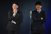 漫才を披露するCITY。左から小野竜輔、石井ブレンド