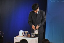 コーヒーを淹れるCITY石井