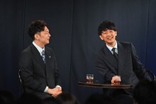 コーヒーを飲みながら話すCITY