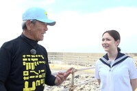 軍艦島を訪れる村重杏奈