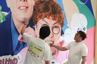 「マユリカのうなげろりん！！展」を訪れたマユリカ