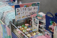 「マユリカのうなげろりん！！展」グッズコーナーの様子