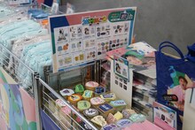 「マユリカのうなげろりん！！展」グッズコーナーの様子