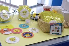 「マユリカのうなげろりん！！展」グッズコーナーの様子