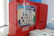 「マユリカのうなげろりん！！展」グッズコーナーの様子