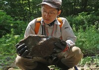恐竜や古生物の化石の発掘に励む太田晶氏