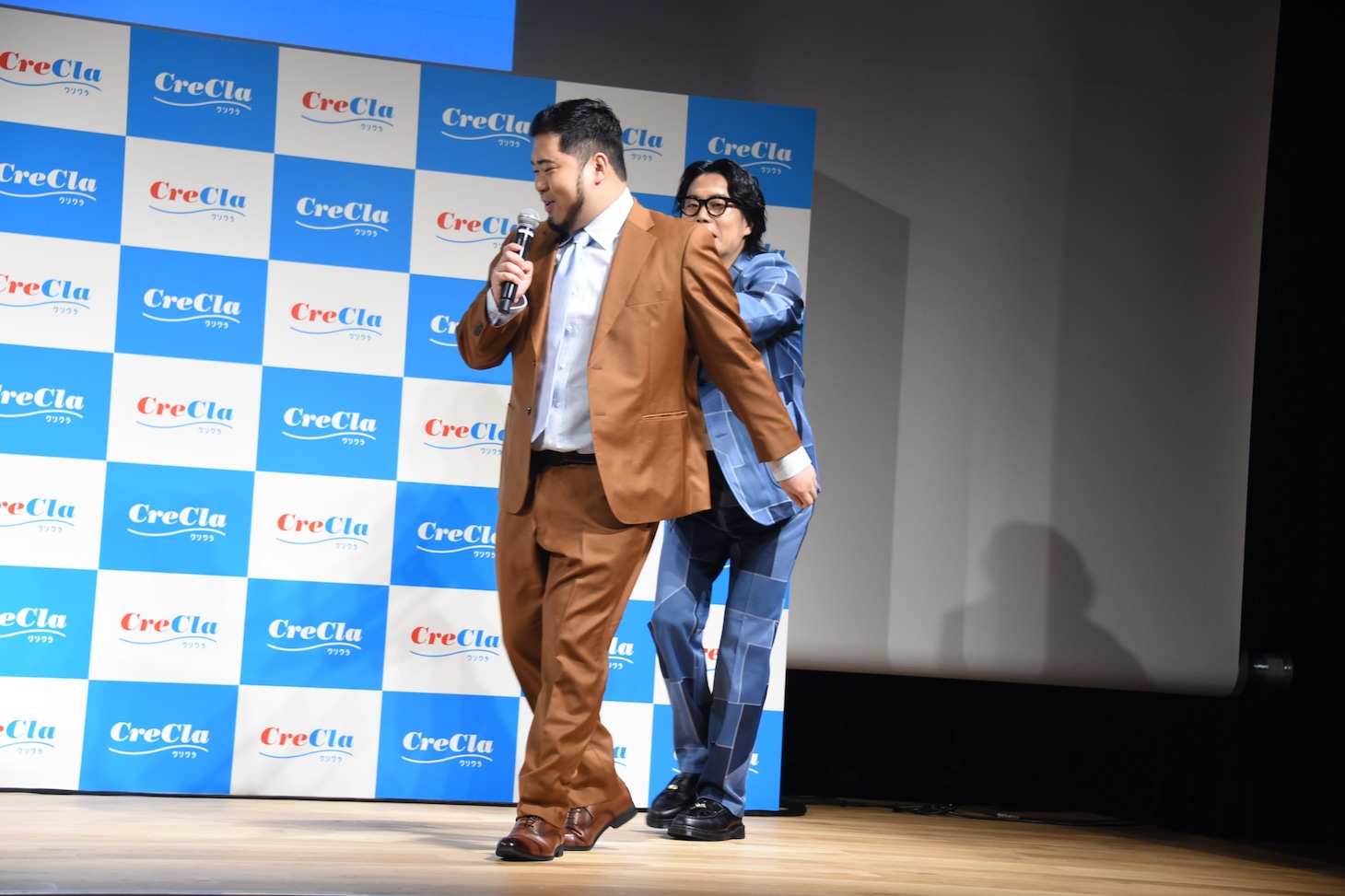 くるまがケムリを押し出すように登壇した令和ロマン