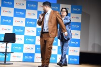 くるまがケムリを押し出すように登壇した令和ロマン