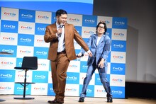 くるまがケムリを押し出すように登壇した令和ロマン。ケムリは「告白を応援する女子か！」とツッコんだ