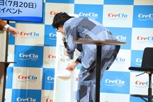 舞台上のウォーターサーバーで水を汲み、ケムリから「勝手にやんな！」と注意される令和ロマンくるま