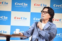 水を飲む令和ロマンくるま