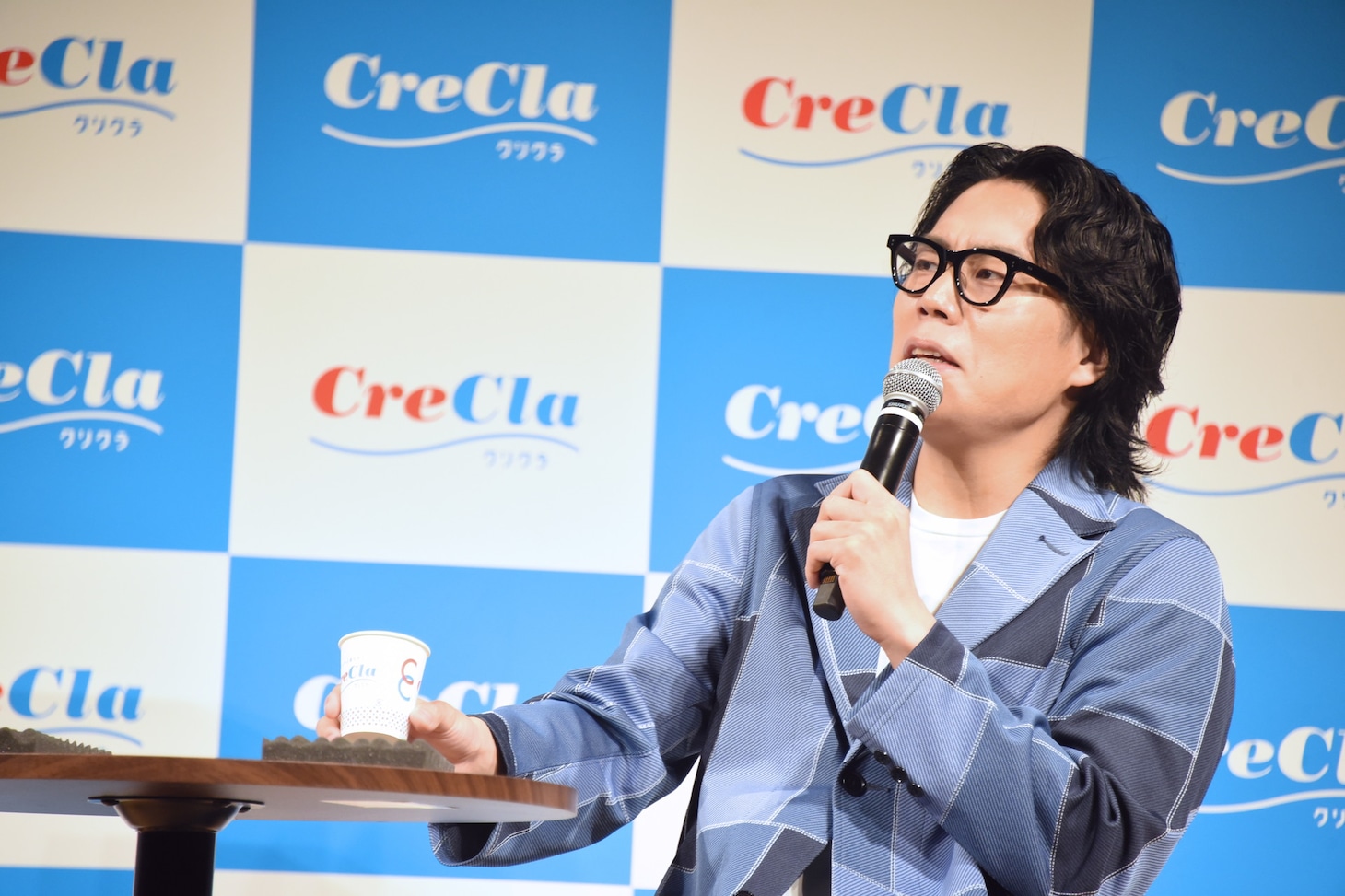 水を飲む令和ロマンくるま