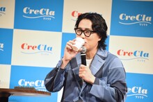 水を飲む令和ロマンくるま。冷たさに驚いていた