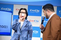 再び水を汲んで飲んだ令和ロマンくるま（左）