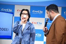 再び水を汲んで飲んだ令和ロマンくるま（左）