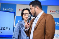 再び水を汲んで飲んだ令和ロマンくるま（奥）