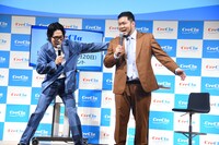 ケムリ（右）に一言コメントを求める令和ロマンくるま（左）