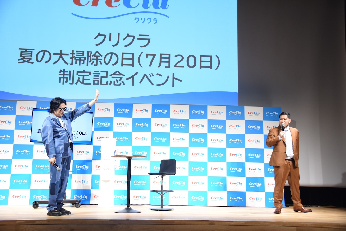 イベント終了時、ケムリ（右）だけ帰らせようとする令和ロマンくるま（左）
