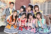 新番組「推しえて！推しらせ！ふぁぼドール。」に出演するfav meとMCの“バーシー”ことモグライダー芝（後列左端）