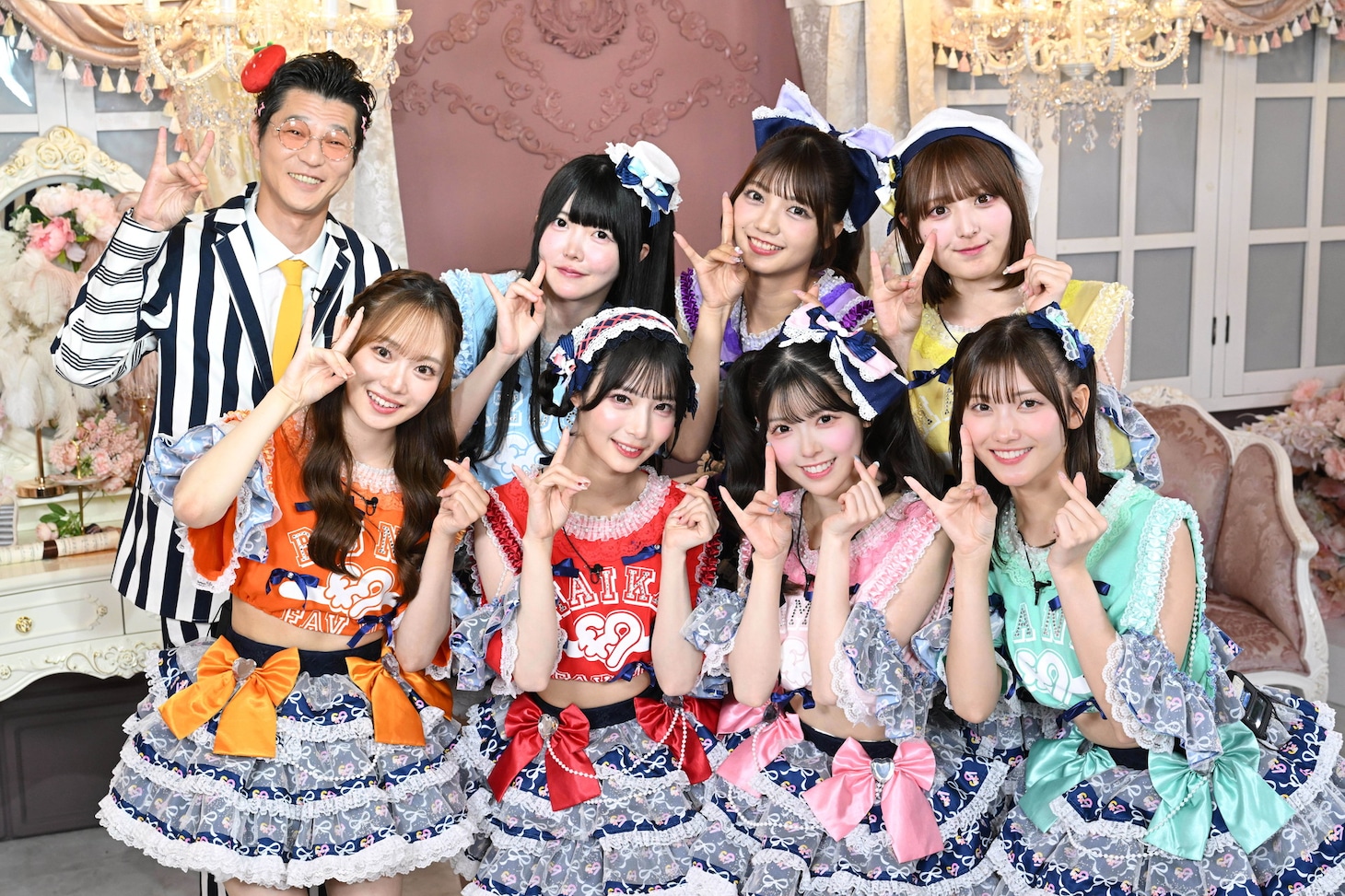 新番組「推しえて！推しらせ！ふぁぼドール。」に出演するfav meとMCの“バーシー”ことモグライダー芝（後列左端）