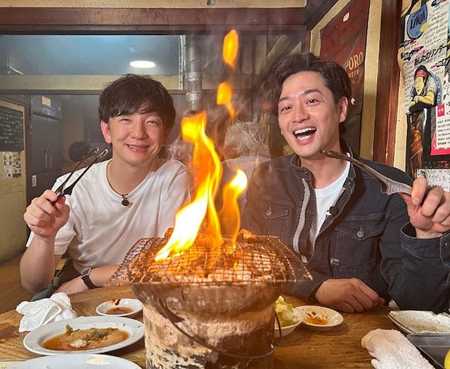 パンサー向井と竹財輝之助が出演する「煙モクモクの焼肉は、絶対に美味い。」メインカット