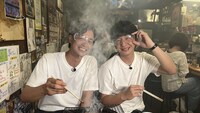 煙モクモクの焼肉を味わう竹財輝之助とパンサー向井