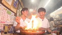 煙モクモクの焼肉を味わう竹財輝之助とパンサー向井