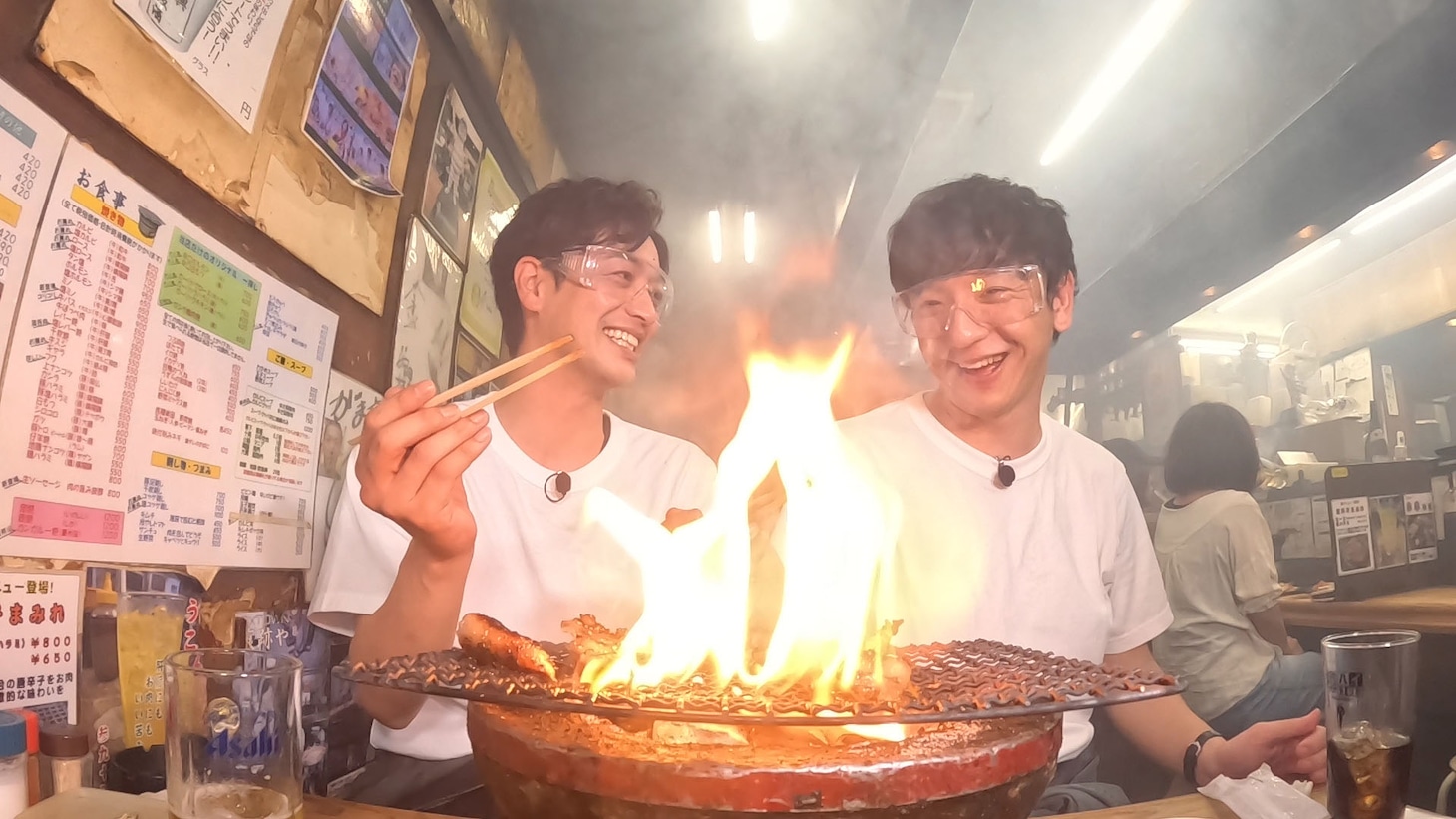 煙モクモクの焼肉を味わう竹財輝之助とパンサー向井