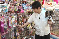 パーティーグッズを買い出しに行く松本潤