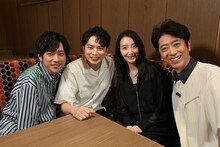 左から二宮和也、松本潤、波瑠、フットボールアワー後藤