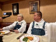 充電旅でグルメも堪能するラランド・サーヤ