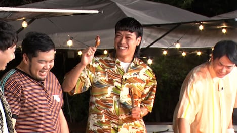 バーベキューを楽しむバッテリィズ、令和ロマン・ケムリ、かまいたち