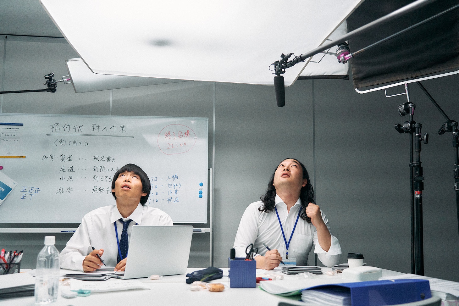 「ヨブナラ」CM第2弾「あー」編を撮影中のかが屋