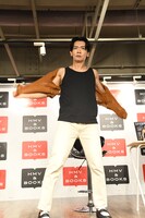 羽織りを脱ぐ野田クリスタル